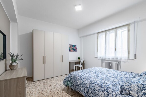 2 habitaciones, tabla de planchar con plancha, wifi y ropa de cama 