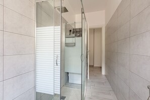 淋浴设施、吹风机、坐浴桶