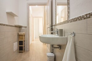 Regadera, secadora de cabello, bidet