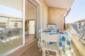 Outdoor dining - Modern Apartment With Terrace Near Palau Beach! (Palau)