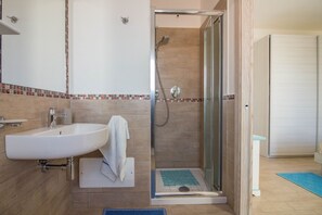 Een douche, een haardroger, een bidet