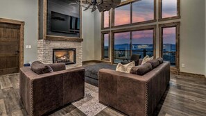 Smart TV, fireplace, table tennis - Boundless Views - Pet Friendly | Hot Tub | Panoramic Mountain Views (Morganton)