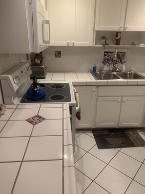 Microwave, oven, stovetop, dishwasher - Florida keys condo steps from private beach on Atlantic Ocean and private pool (Key Colony Beach)