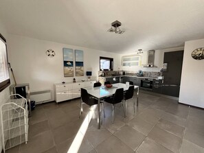 Fridge, dishwasher, toaster, cookware/dishes/utensils - Spacious corner Villa located in the secure "Les Portes du Soleil, Airconditioned upstairs, 3... (PORTIRAGNES)