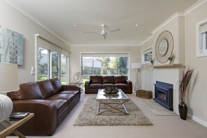 Smart-TV, Kamin, Videospiele, DVD-Player