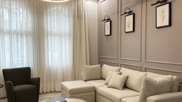 Design-Apartment, 2 Schlafzimmer | Wohnbereich | Flachbildfernseher