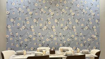 Design-Apartment, 2 Schlafzimmer | Wohnbereich | Flachbildfernseher