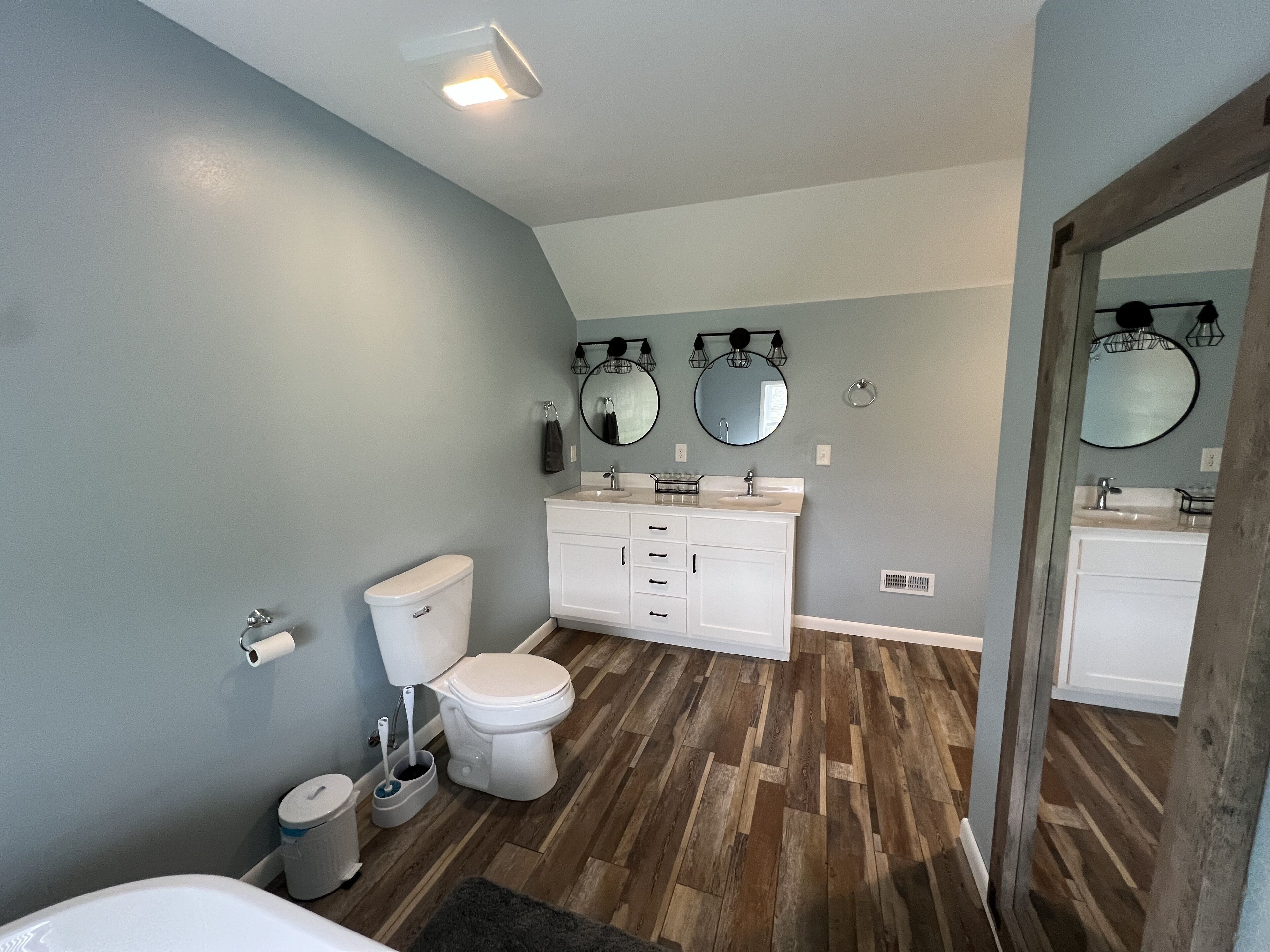 Un baño con inodoro, lavabo y tocador.