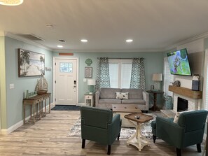 Smart TV, fireplace - Newly Renovated Seahorse Cottage 2 blocks to Bay & 1/2 Mile to Downtown PSJ 3/2 (Port St. Joe)