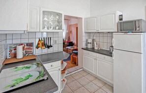 Kjøleskap, ovn, kokeplater og oppvaskmaskin