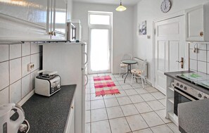 Kjøleskap, ovn, kokeplater og oppvaskmaskin