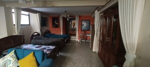 1 habitación, tabla de planchar con plancha y wifi 