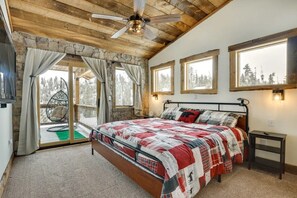 5 bedrooms, desk, travel crib, WiFi