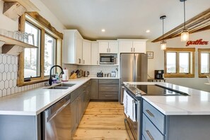 Refrigerador, microondas, horno, placa de cocina