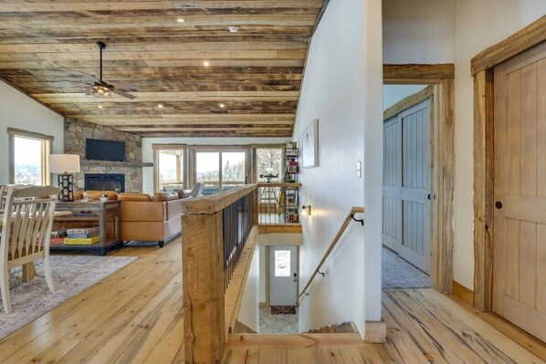 スマートテレビ、暖炉、テレビゲーム、DVD プレーヤー