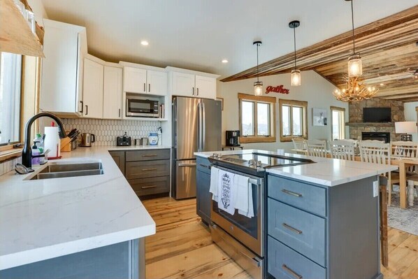 Køleskab, mikrobølgeovn, ovn, kogeplade