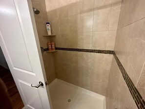 Haartrockner, Handtücher, Seife, Toilettenpapier