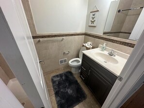 Secadora de cabello, toallas, jabón, papel de baño 