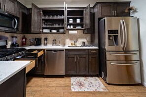 Fridge, microwave, oven, stovetop - Luxury 3 bedroom home 3 minutes to EWR (Elizabeth)