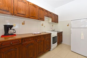 Een koelkast, een magnetron, een oven, een kookplaat