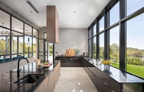 Fridge, oven, stovetop, dishwasher - Villa Valens Residence (Tinjan)