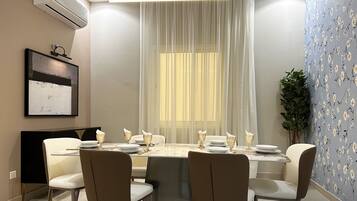 Departamento de diseñador, 2 habitaciones | Área de sala de estar | Televisión de pantalla plana