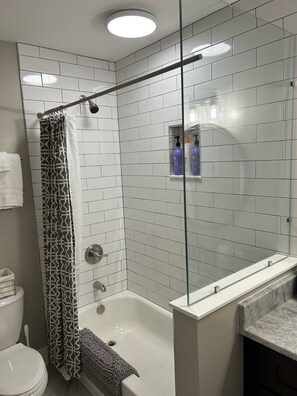 Shower, hair dryer, towels, soap - Inlet Escape Private Home, Heart of Inlet, short walk to Marshwalk (Murrells Inlet)