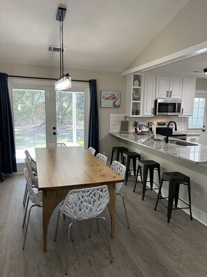 Dining - Inlet Escape Private Home, Heart of Inlet, short walk to Marshwalk (Murrells Inlet)