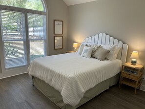 3 bedrooms, desk, iron/ironing board, free WiFi - Inlet Escape Private Home, Heart of Inlet, short walk to Marshwalk (Murrells Inlet)