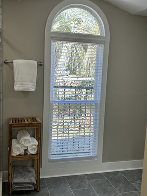 Interior - Inlet Escape Private Home, Heart of Inlet, short walk to Marshwalk (Murrells Inlet)