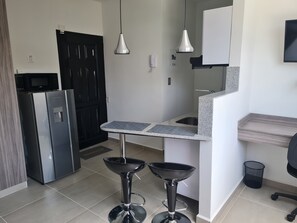 Refrigerador, microondas, cafetera/tetera, arrocera