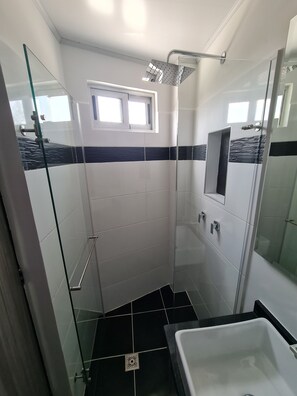 Suite | Bathroom | Rainfall showerhead, hair dryer, towels, soap - 407 Moderno Aparta-Suite en Versalles Tipo Loft - Cali Tower Suites & Lofts (Cali)