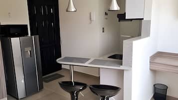 Kühlschrank, Mikrowelle, Wasserkocher mit Kaffee-/Teezubehör, Reiskocher