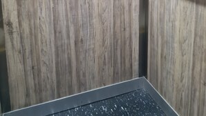 An elevator with wooden paneling and a metal handrail. - 407 Moderno Aparta-Suite en Versalles Tipo Loft - Cali Tower Suites & Lofts (Cali)