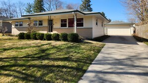 Unclassified image, 2 of 12, button - 3br Home in the Heart of Rockford (Rockford)