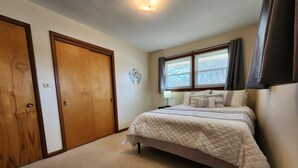 Unclassified image, 5 of 12, button - 3br Home in the Heart of Rockford (Rockford)