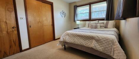 3 makuuhuonetta, silitysrauta/-lauta, ilmainen Wi-Fi, vuodevaatteet