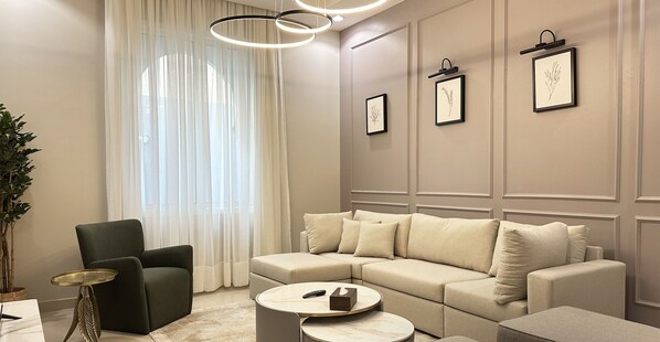 Departamento de diseñador, 3 habitaciones | Área de sala de estar | Televisión de pantalla plana