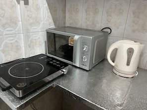 Refrigerador, microondas, horno y parrilla de estufa