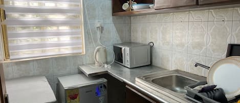 Een koelkast, een magnetron, een oven, een kookplaat