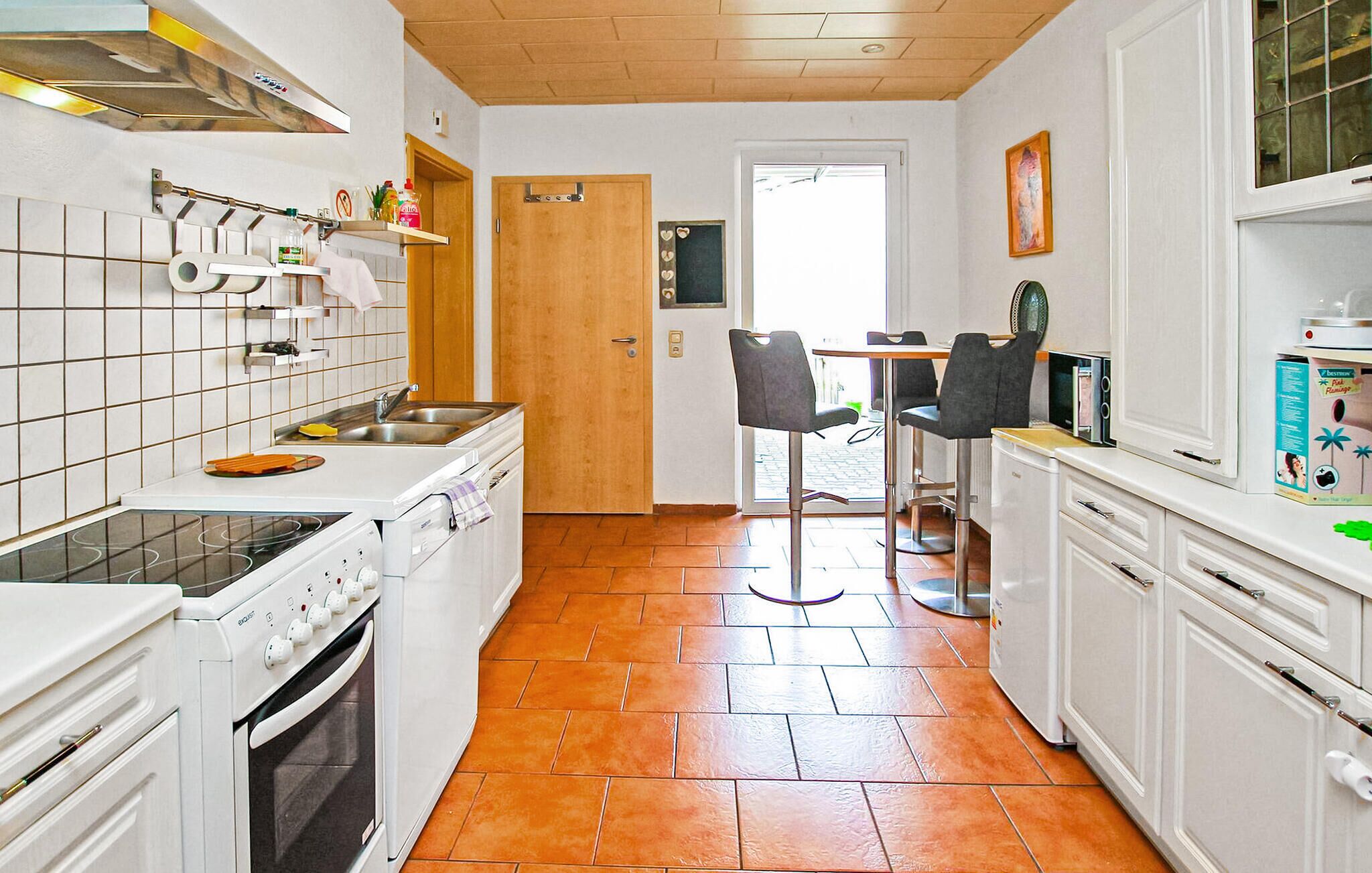 Kühlschrank, Mikrowelle, Herdplatte, Geschirrspüler