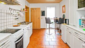 Kühlschrank, Mikrowelle, Herdplatte, Geschirrspüler