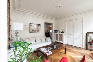 Fernseher, Kamin, Bücher