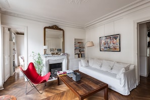 Fernseher, Kamin, Bücher