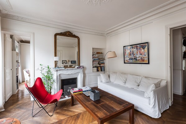 Fernseher, Kamin, Bücher