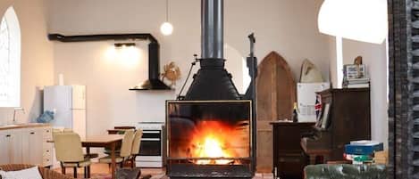 Smart TV, fireplace