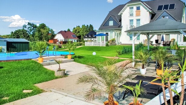 A residential area with a large house, a swimming pool, and well-maintained lawns. - Ferienwohnung Neppermin/Usedom (Neppermin/Usedom)