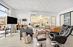 Smart TV, foosball, table tennis - Stunning home in Roslev with kitchen (Roslev)