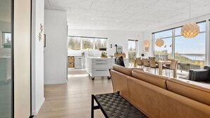 Une cuisine moderne dotée d’un plan de travail blanc, d’un four encastré et d’un lave-vaisselle.