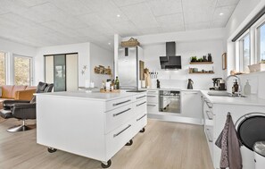 Fridge, dishwasher, coffee/tea maker - Stunning home in Roslev with kitchen (Roslev)